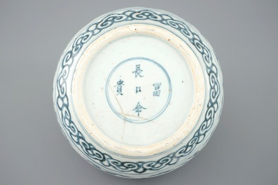 Un vase aux ph&eacute;nix en porcelaine de Chine bleu et blanc, Dynastie Ming
